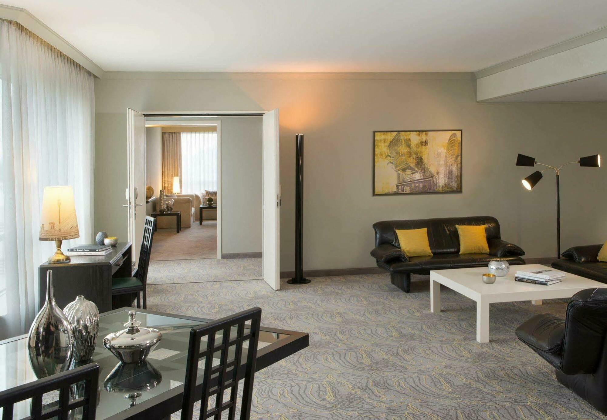 Renaissance Duesseldorf Hotel ภายนอก รูปภาพ